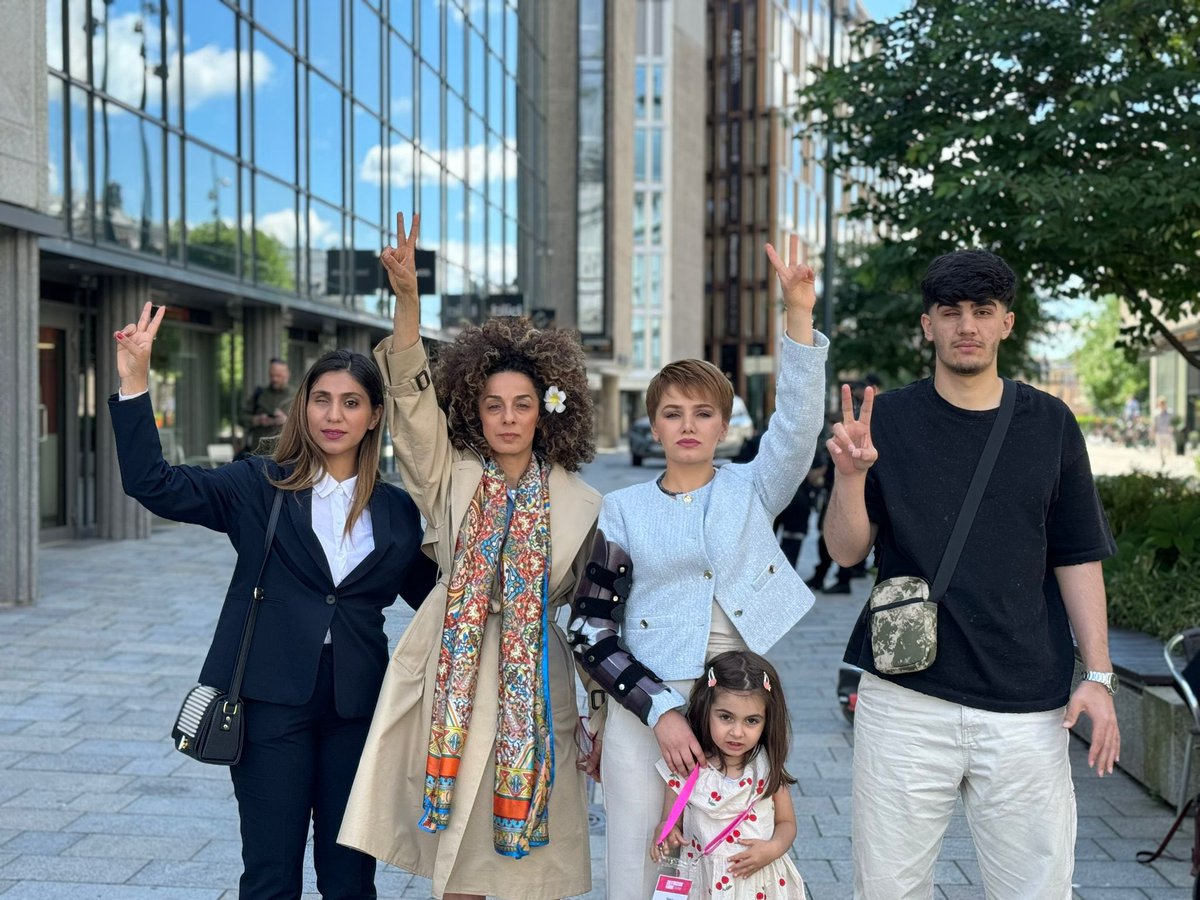 Kasparov63's tweet photo. Proud to stand with the fearless women of Iran against the Islamic regime's violence and gender apartheid. #OsloFF @AlinejadMasih @OsloFF https://t.co/5Ecc2JKg9c