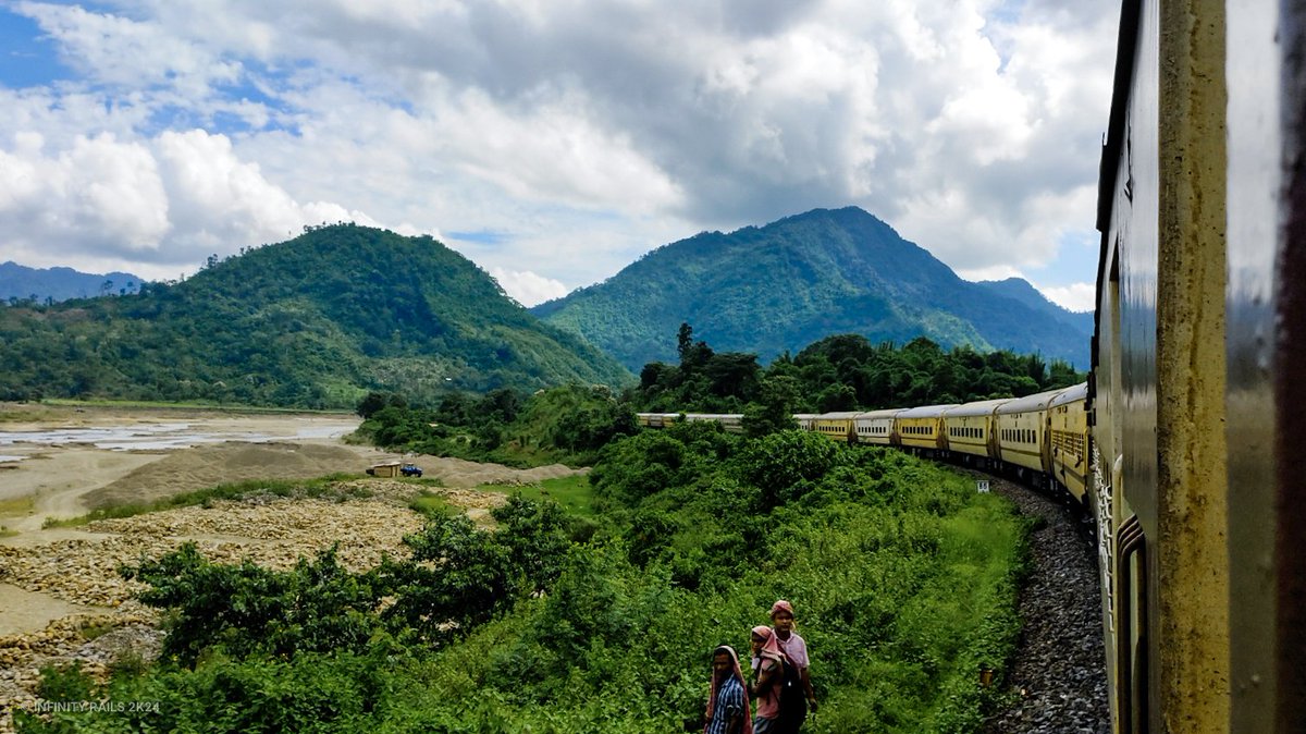 InfinityRails's tweet photo. #WorldEnvironmentDay‌ !

#Sealdah bound #Kanchanjungha express running parallel with the #Jatinga river !

Negotiating a curve after crossing Ditokcherra.

@RailMinIndia | @RailNf | @drm_lmg_nfr 

#NortheastFrontierRailway
#AwesomeAssam
#NFRailEnthusiasts https://t.co/UihhaW86sh