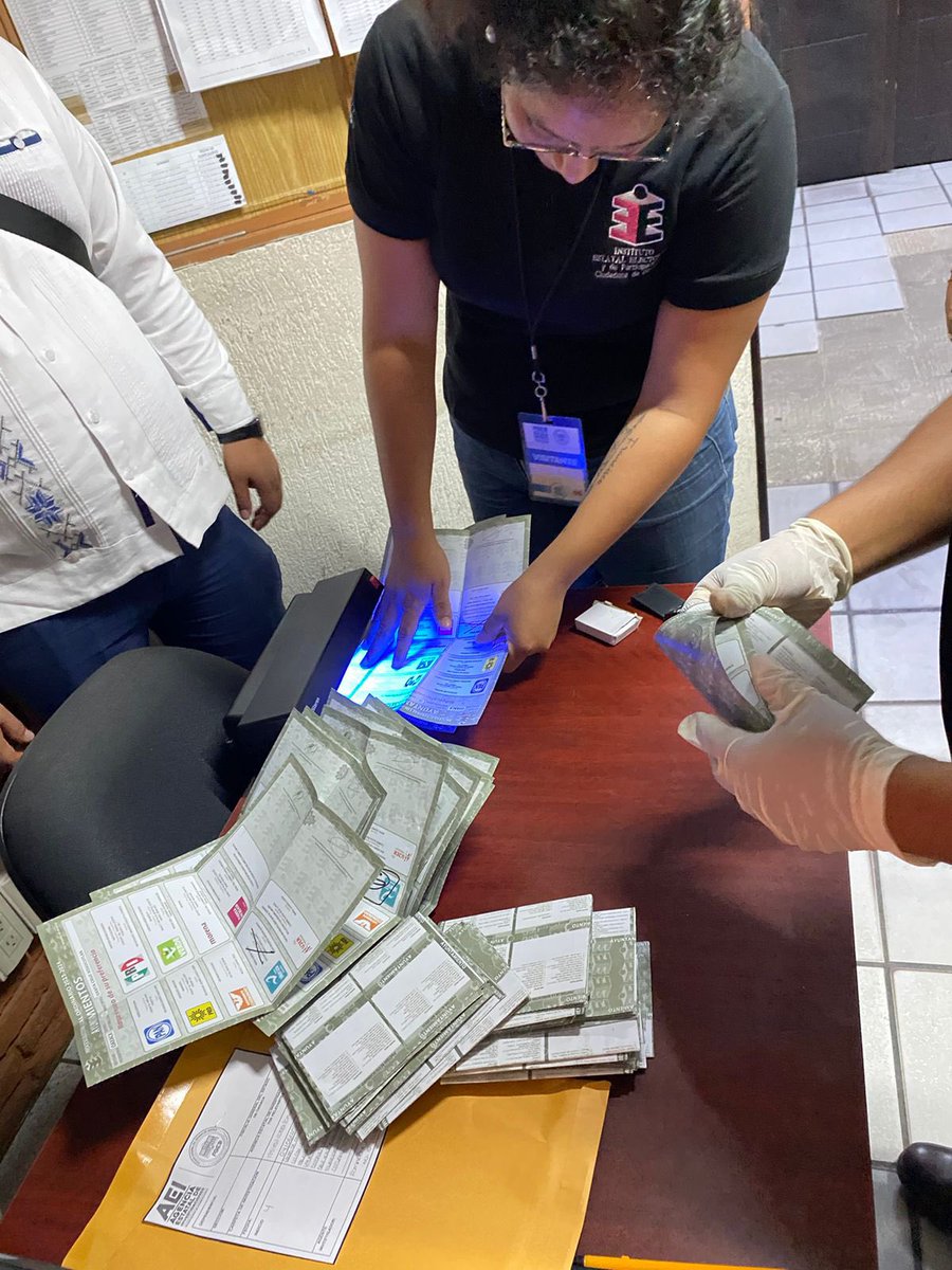 NADIASANABIA's tweet photo. 🗳️ Son falsas, boletas encontradas de elección en Xoxocotlán. 
El equipo del @IEEPCO las verificó, son 239 boletas y todas ellas falsas. https://t.co/YdeCS5dVDL