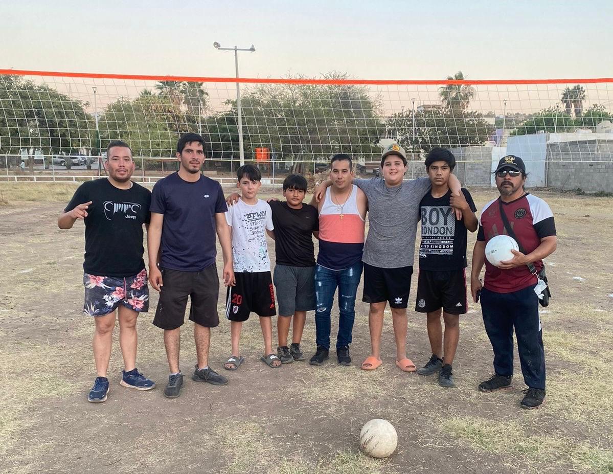 imdeccln's tweet photo. Tener espacios dignos ha sido una prioridad, es por ello, que reparamos una portería e instalamos tubos nuevos para la cancha de voleibol, y además entregamos balones para que jóvenes puedan hacer cualquier actividad física en la Unidad Deportiva de la colonia Buenos Aires. https://t.co/q5kDPYZVd6