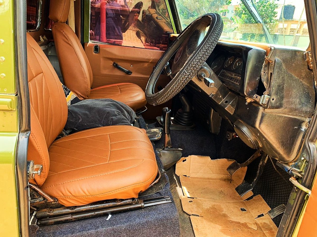 DriveNowUg's tweet photo. Another #WolfHunter the Land Rover Defender, it's a manual pickup truck with a diesel engine.
#Note: Negotiable if it's full payment and do accept installments from 80% initial deposit.

Costs: #Ugx58m https://t.co/RWHOQ3aYmp