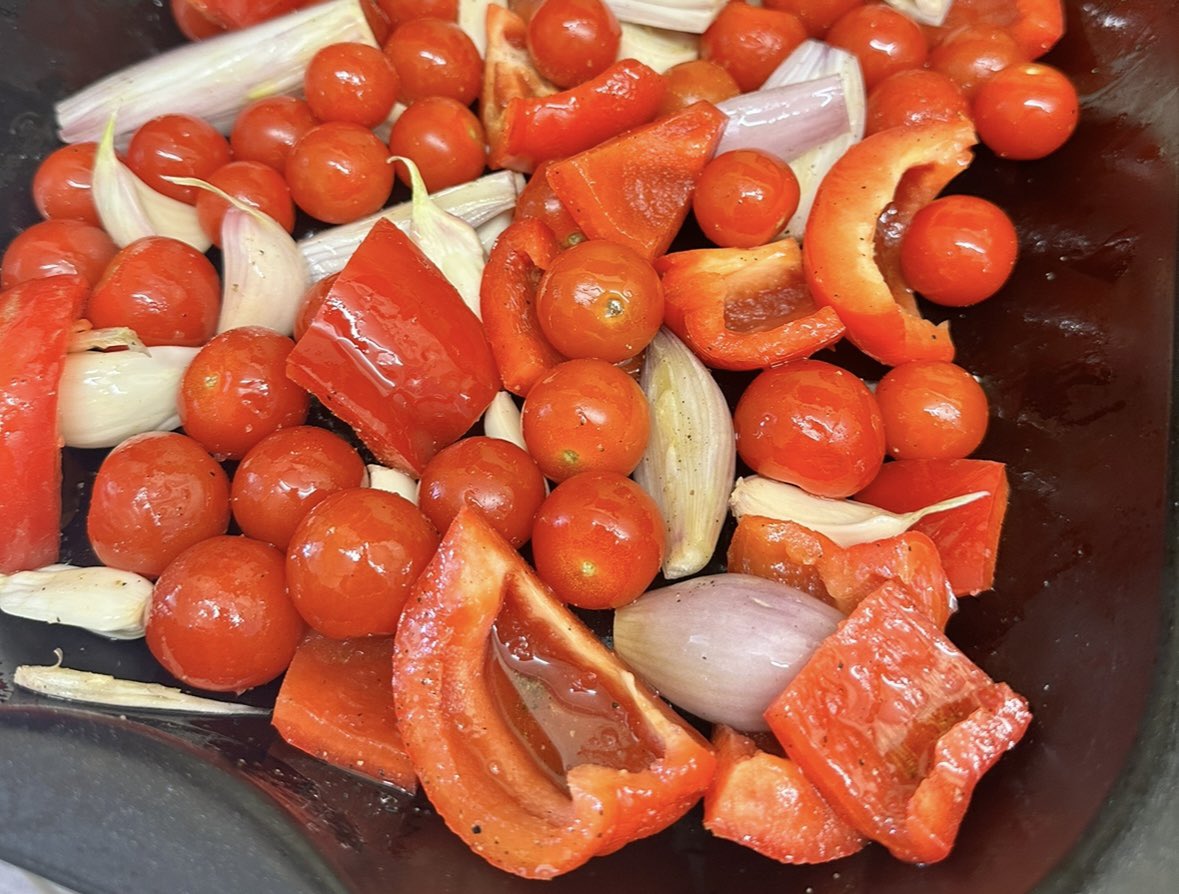 sometimeredhead's tweet photo. Made an absolutely delicious pasta sauce today out of slow roasted red peppers and cherry tomatoes that were a bit too wilted to eat raw. Comment if you'd like the recipe. #Pasta #WhatGeriCooks #WhatGeriEats #SlowRoasted #Food #Foodie #FoodPhoto #RedPepper #CherryTomato https://t.co/7CQqk51JoM