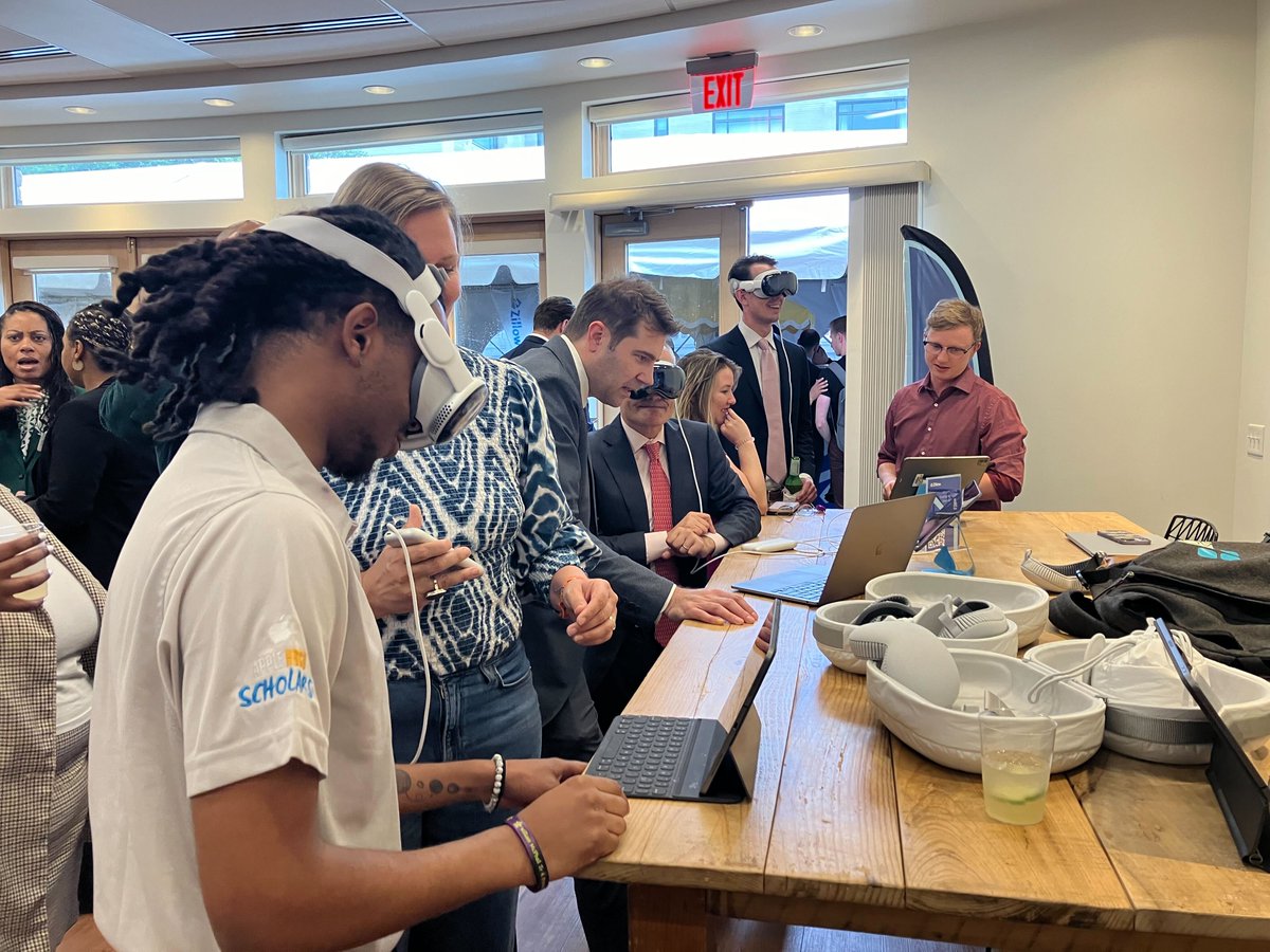 BadVR_Inc's tweet photo. So much fun connecting with @zillow today and demonstrating the impact immersive #dataviz can bring to the table! ๐
#AR #VR #DataViz #Zillow #BadVR https://t.co/Ps4UyXOupR