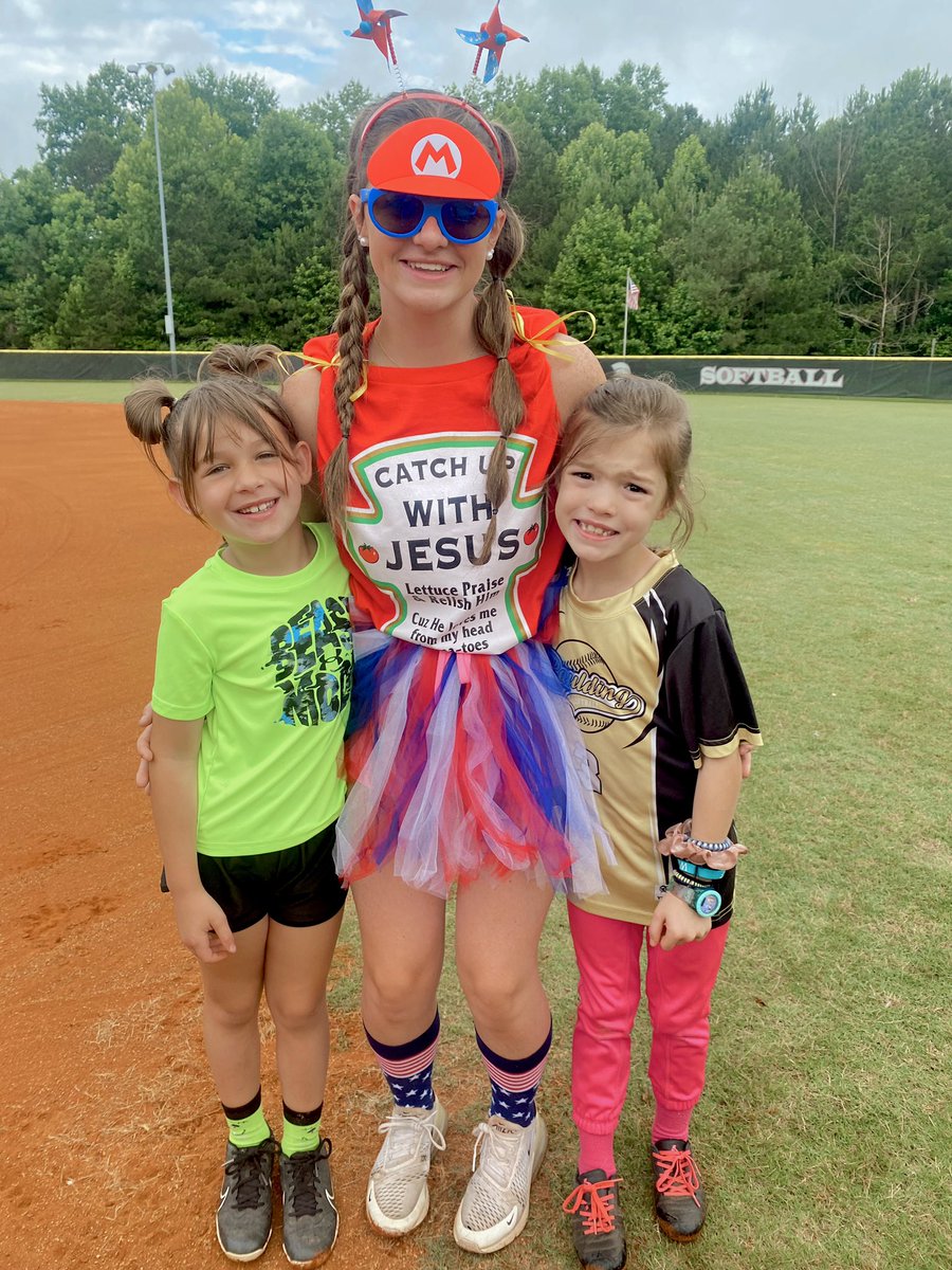 ReeseMeadows5's tweet photo. Day 2 of kids camp was so fun! love giving back to the game and pouring into these girls. #WackyWednesday @AveryCooper08 @ATLPremier08 @SPHS_Softball https://t.co/z5TrOS3Twx