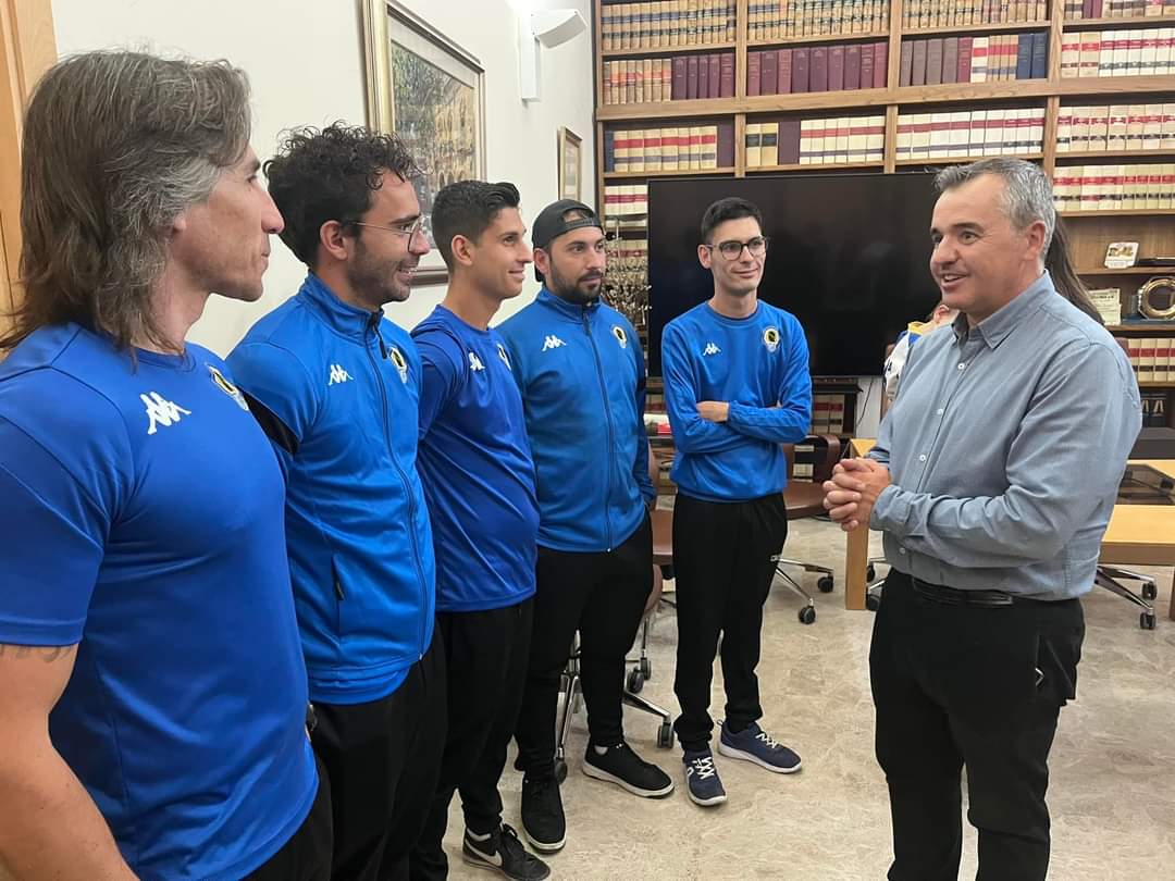 El pasado viernes, fuimos recibidos en el Excmo. Ayuntamiento de Aspe, por D. Antonio Puerto y D. Daniel Aguilar, Alcalde y Concejal de Deportes.

Merecido homenaje a nuestros ilustres aspenses, Santia Maciá y Darío Serrano, tras proclamarse campeones de la Liga Nacional.

👏😉