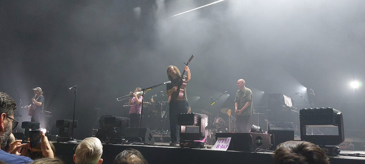 LittleVoice18's tweet photo. Ils ont joué une de mes chansons préférées de leur répertoire qui n'est pas apparue en live depuis 2019 !! Je ne vais jamais m'en remettre !! Et chanter Vanderlyle Crybaby Geeks à pleine voix est tellement grisant ! 💜 https://t.co/6alrg8xFw3
