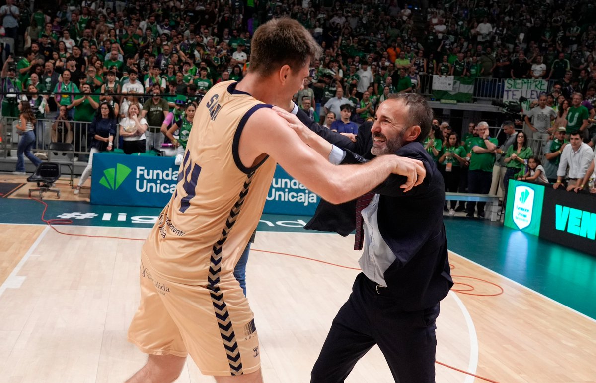 ACBCOM's tweet photo. 𝙐𝘾𝘼𝙈 𝙈𝙐𝙍𝘾𝙄𝘼 𝙀𝙎 𝙋𝙐𝙍𝘼 𝙃𝙄𝙎𝙏𝙊𝙍𝙄𝘼 

#PlayoffLigaEndesa | @UCAMMurcia https://t.co/h11X4UCDPD