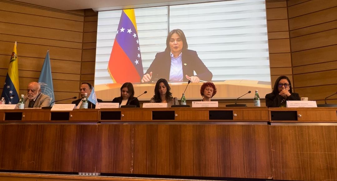 Gabrielasjr's tweet photo. Presentamos ante la @UNESCO los avances en materia de ciencia y tecnología que Venezuela ha alcanzado estos últimos años a pesar de las Medidas Coercitivas Unilaterales (MCU) impuestas de manera ilegal contra el país. 

Con motivo de la semana de América Latina y el Caribe, hemos llevado la verdad de la ciencia nacional en la que, solo en este año  2024, 87 mil 535 niños, niñas y jóvenes, han participado en actividades relacionadas a las ciencias, para  incentivar vocaciones tempranas. 

De 360 proyectos aprobados este 2024, 261 son liderados por mujeres, una cifra que indica la participación de las mujeres venezolanas en el desarrollo científico de la Patria, en la búsqueda de soluciones para el pueblo. 

Venezuela ha alcanzado el desarrollo de sus semillas nativas a través de mecanismos como La Alianza Científico-Campesina que ha logrado la distribución de 236 mil 182 tubérculos, divididos en 23 variedades de semilla de papa, con 222 núcleos de semilleristas repartidos en 20 estados del país. 

La verdad de la ciencia venezolana, es una verdad que nos cuenta, como un pueblo junto a sus científicos y científicas, han logrado a través del ingenio, la voluntad y el compromiso patriota, vencer todas las trabas que desde el imperialismo nos imponen para someternos. 

Hoy el pueblo venezolano junto al presidente @NicolasMaduro está de pie, más que nunca, construyendo la Patria de Bolívar y Chávez. 

#PuebloMaduroEnPaz
#CienciaParaLaVida