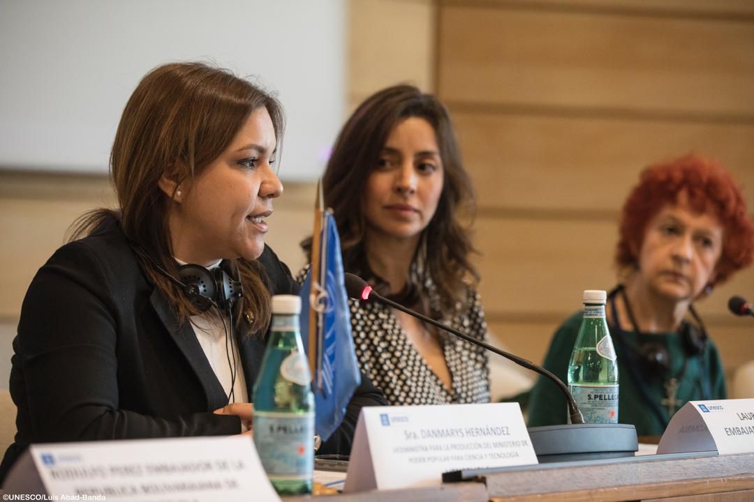 Gabrielasjr's tweet photo. Presentamos ante la @UNESCO los avances en materia de ciencia y tecnología que Venezuela ha alcanzado estos últimos años a pesar de las Medidas Coercitivas Unilaterales (MCU) impuestas de manera ilegal contra el país. 

Con motivo de la semana de América Latina y el Caribe, hemos llevado la verdad de la ciencia nacional en la que, solo en este año  2024, 87 mil 535 niños, niñas y jóvenes, han participado en actividades relacionadas a las ciencias, para  incentivar vocaciones tempranas. 

De 360 proyectos aprobados este 2024, 261 son liderados por mujeres, una cifra que indica la participación de las mujeres venezolanas en el desarrollo científico de la Patria, en la búsqueda de soluciones para el pueblo. 

Venezuela ha alcanzado el desarrollo de sus semillas nativas a través de mecanismos como La Alianza Científico-Campesina que ha logrado la distribución de 236 mil 182 tubérculos, divididos en 23 variedades de semilla de papa, con 222 núcleos de semilleristas repartidos en 20 estados del país. 

La verdad de la ciencia venezolana, es una verdad que nos cuenta, como un pueblo junto a sus científicos y científicas, han logrado a través del ingenio, la voluntad y el compromiso patriota, vencer todas las trabas que desde el imperialismo nos imponen para someternos. 

Hoy el pueblo venezolano junto al presidente @NicolasMaduro está de pie, más que nunca, construyendo la Patria de Bolívar y Chávez. 

#PuebloMaduroEnPaz
#CienciaParaLaVida