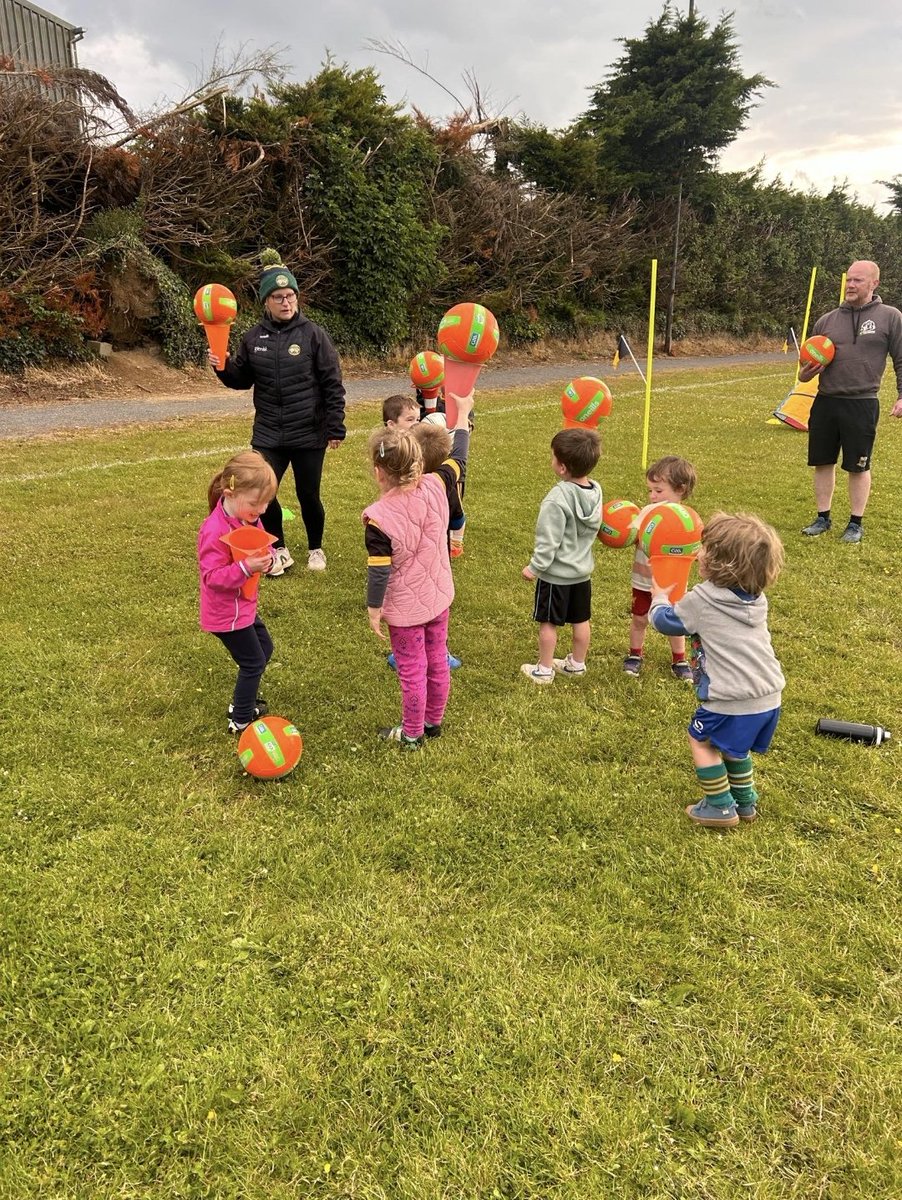 ImeldaCoug66541's tweet photo. A super fun evening was had at Cill Cubs 
@Kilclonfertgaa
 with the very enthusiastic nursery kids &amp; coaches..best practice in place &amp; lots more new FUNdamental games to enjoy in the coming weeks #Nursery #Bestpractice #FUNdamentals #GAAfun #Happykids @Offaly_GAA https://t.co/ZeYSmFjc21