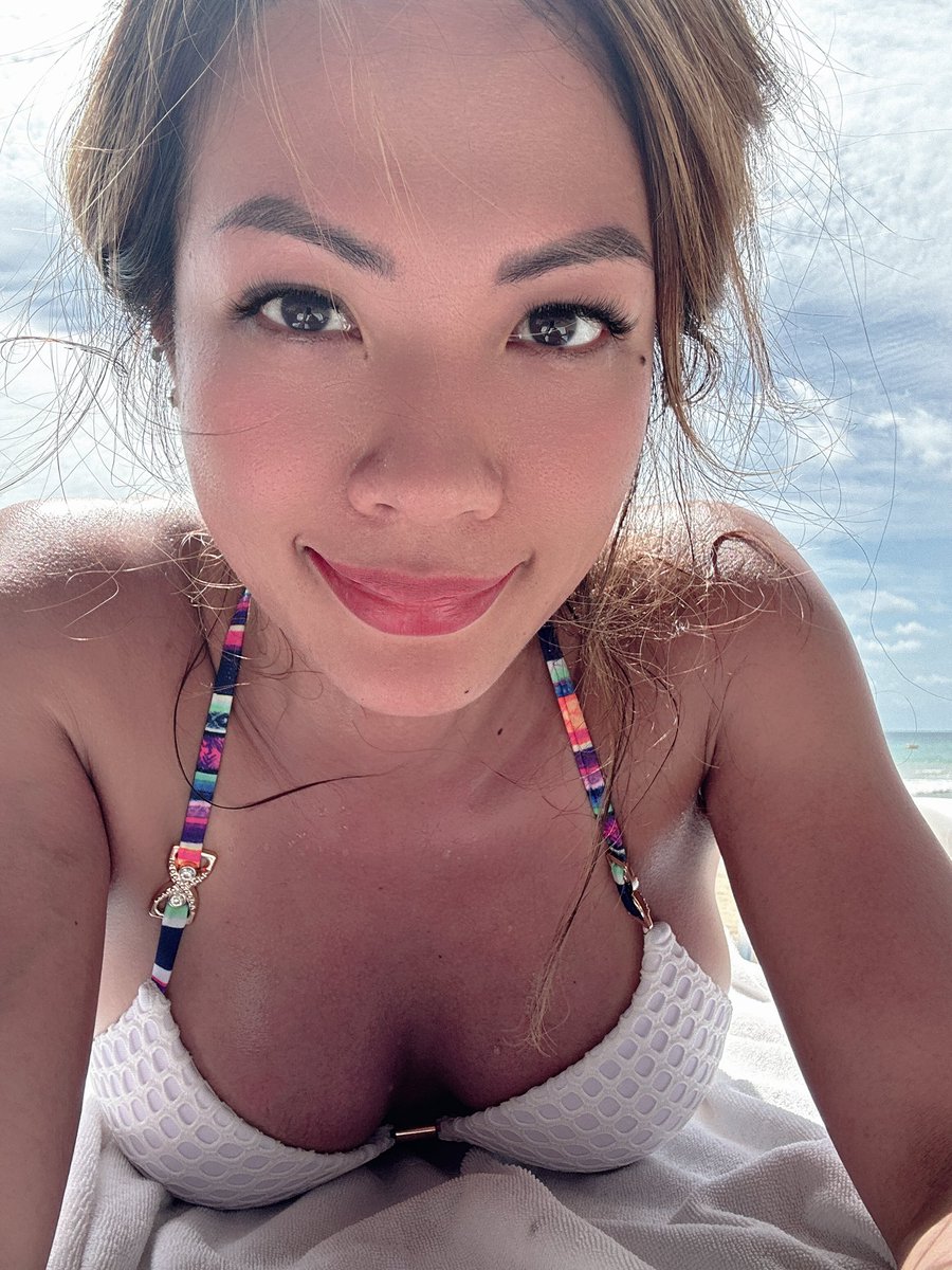 LynnieChua's tweet photo. I need my tan!! https://t.co/a3rNK0i2Yt