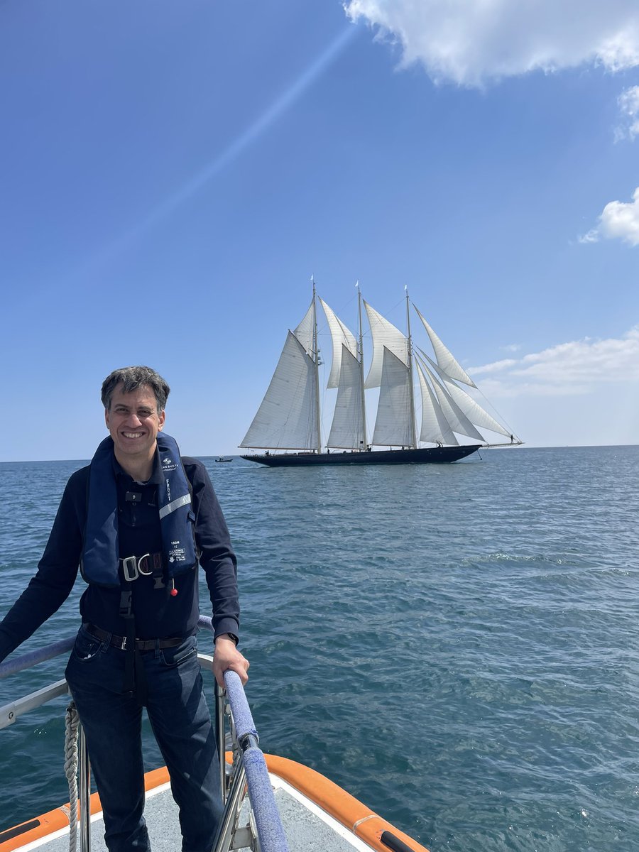 Ed Miliband tweet media