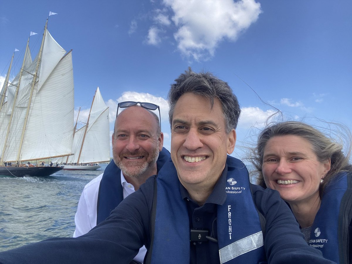 Fantastic to be out in Falmouth Bay today with <a href="/JayneKirkham4/">Jayne Kirkham MP for Truro & Falmouth</a> and <a href="/Perran4CRH/">Perran Moon MP 〓〓🌹 🇺🇦</a> both brilliant candidates who would be outstanding MPs and will put Cornwall at the forefront of clean energy with Great British Energy. 

To make it happen vote Labour on 4th July.