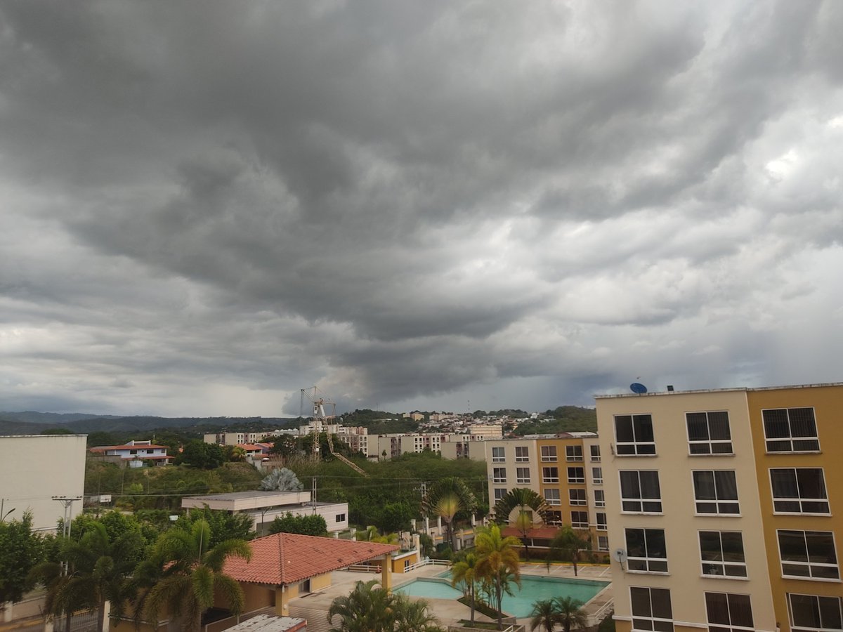 arebolledo85's tweet photo. @Meteovargas #Charallave a ésta hora 06:00 pm, grandes nubes y eso parece ir vía Ccs https://t.co/AIrKGvkFvn