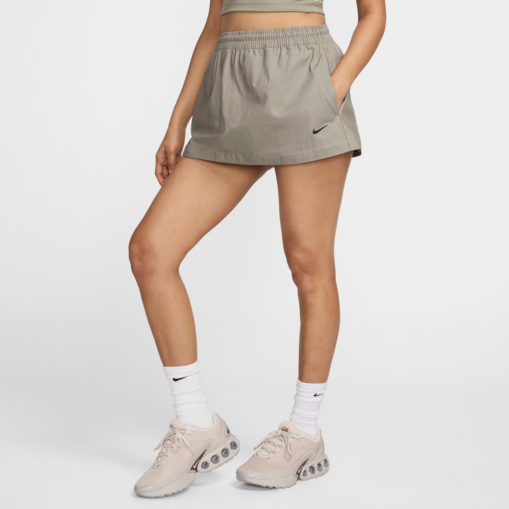 Check out this new convertible cargo skirt by Nike. Is convertible clothing making a strong comeback?

📸: @eldenmonitors