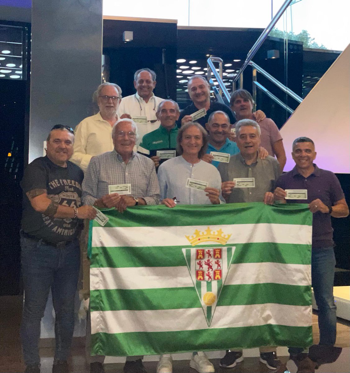 veteranosCCF's tweet photo. La Asociación de Veteranos muestra su apoyo al @CordobaCF_ofi para el partido del próximo domingo. 
En este momento todos somos #CórdobaCF. 
Ha llegado la hora 🤍💚
¡ÁNIMO y A POR TODAS! 💪🏽
#cordoba #veteranos https://t.co/LgDm4eORyK