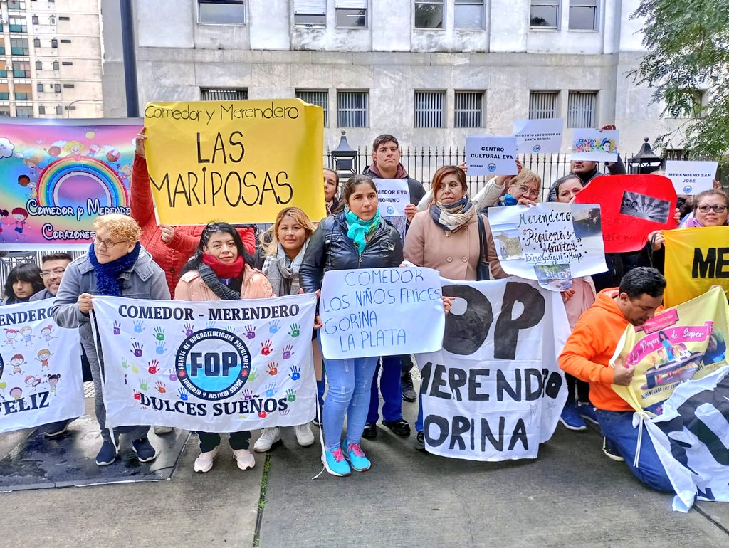 FOP_Argentina's tweet photo. EL HAMBRE ES UN CRIMEN

más de 150 Comedores y Merenderos comunitarios agrupados en el FOP fuimos hoy hasta el Ministerio de Capital Humano para solicitar una audiencia con la ministra @S_Pettovello y exigir la reanudación de la entrega de alimentos. https://t.co/6aOsa8moxm