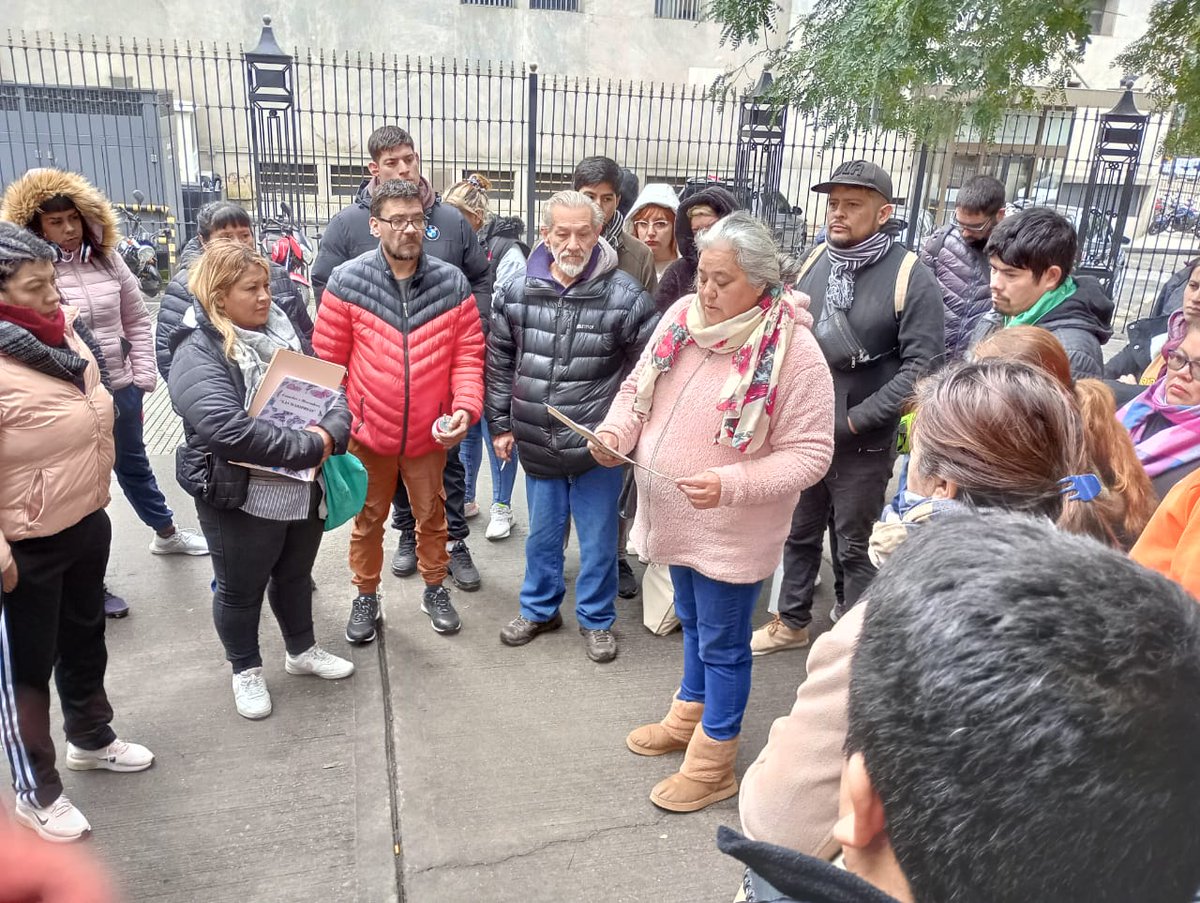 FOP_Argentina's tweet photo. EL HAMBRE ES UN CRIMEN

más de 150 Comedores y Merenderos comunitarios agrupados en el FOP fuimos hoy hasta el Ministerio de Capital Humano para solicitar una audiencia con la ministra @S_Pettovello y exigir la reanudación de la entrega de alimentos. https://t.co/6aOsa8moxm