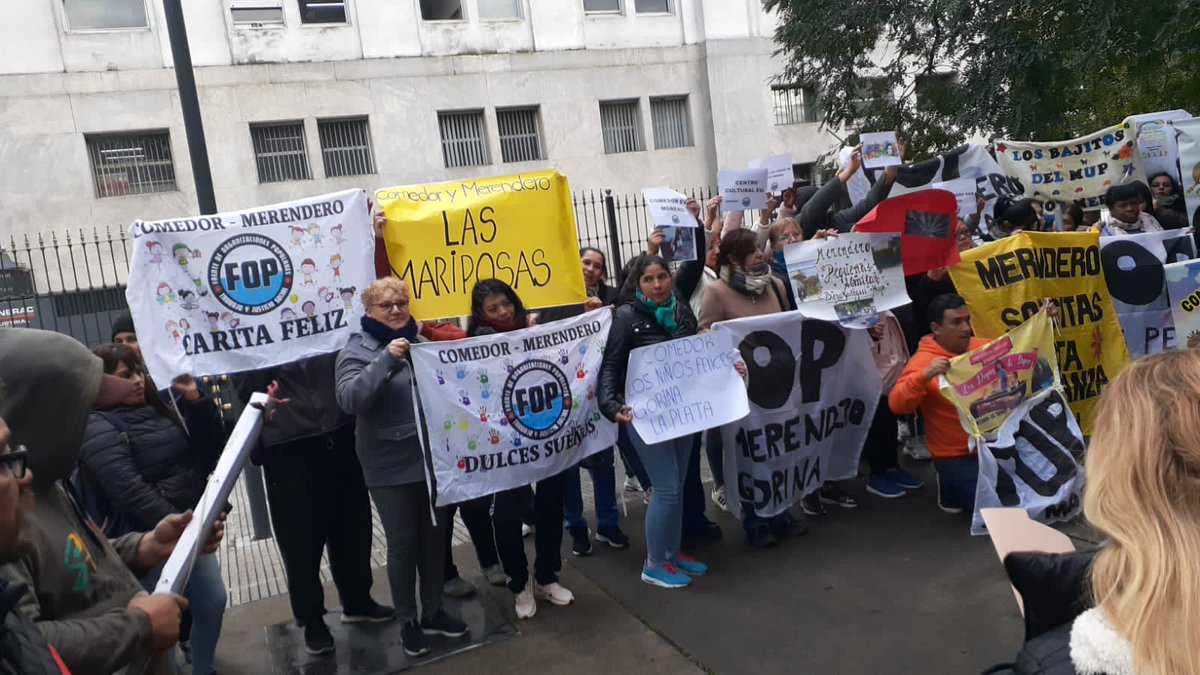 FOP_Argentina's tweet photo. EL HAMBRE ES UN CRIMEN

más de 150 Comedores y Merenderos comunitarios agrupados en el FOP fuimos hoy hasta el Ministerio de Capital Humano para solicitar una audiencia con la ministra @S_Pettovello y exigir la reanudación de la entrega de alimentos. https://t.co/6aOsa8moxm