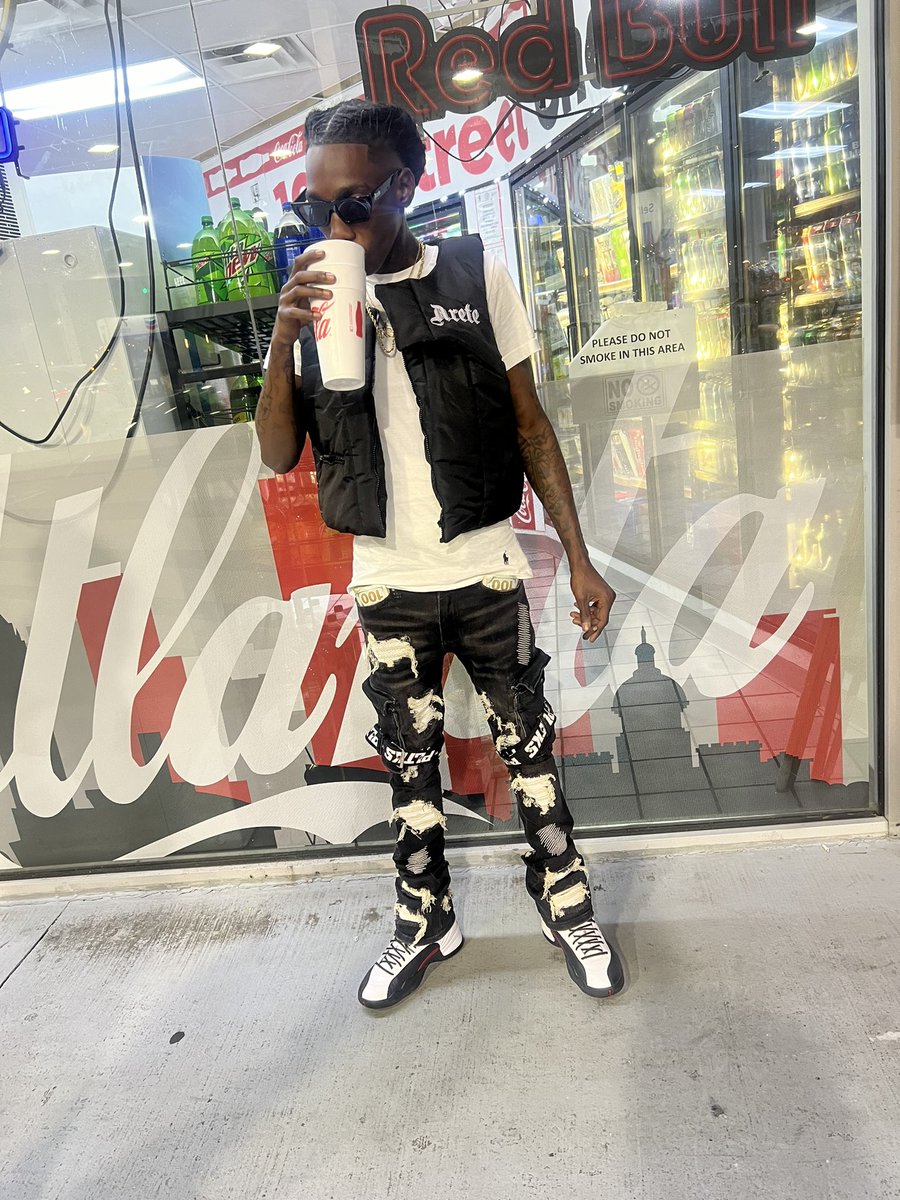 YGKirk1's tweet photo. THEY SAY IMA POPPER I BE DOING 2 MUCH 🤷🏿😂 2 POCKETS STUFF 🥷🏿 CALL MY BLUFF 🗣️💰🏚️ #LLDABROS #FREEDABROS🖤 https://t.co/f0ZrFPBaLi