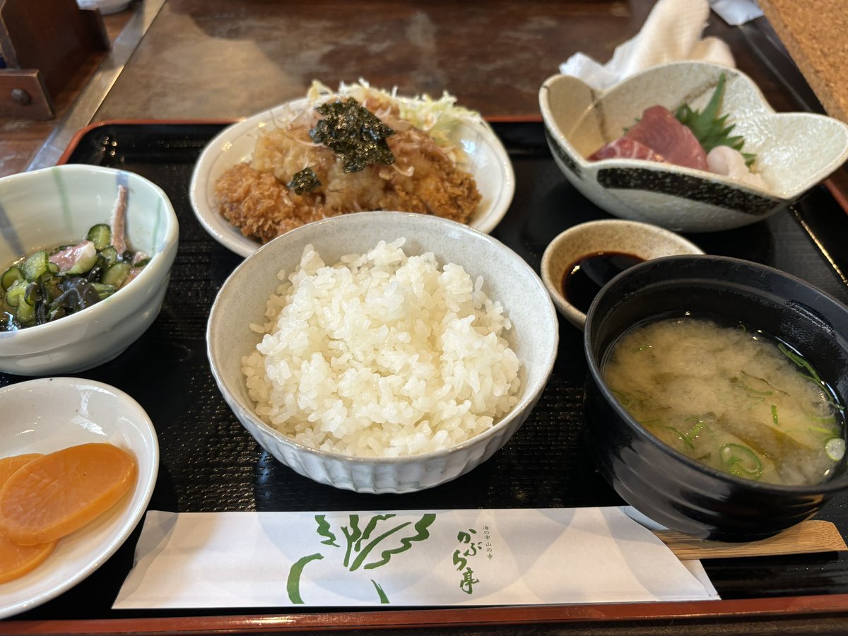 SAMEiland's tweet photo. 昨日から鳥取へ
あわくらんど　で途中休憩して
鳥取砂丘からの
ランチは弊社鳥取店長おすすめの
かぶら亭
とんかつと刺身って
全員　日替わり定食　一択でした https://t.co/sizhCcjleQ