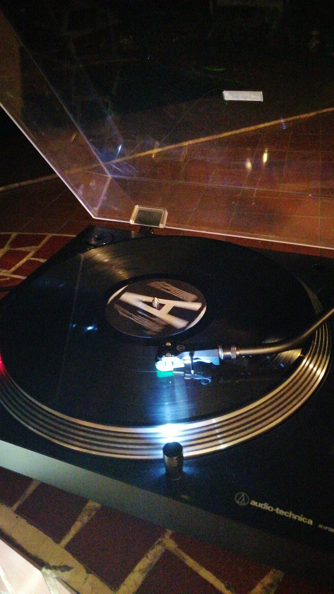slampty's tweet photo. Craneando la próxima actividad. Solo se que sera en la piscina y habra vinilos. https://t.co/ZhVtsWjzxR