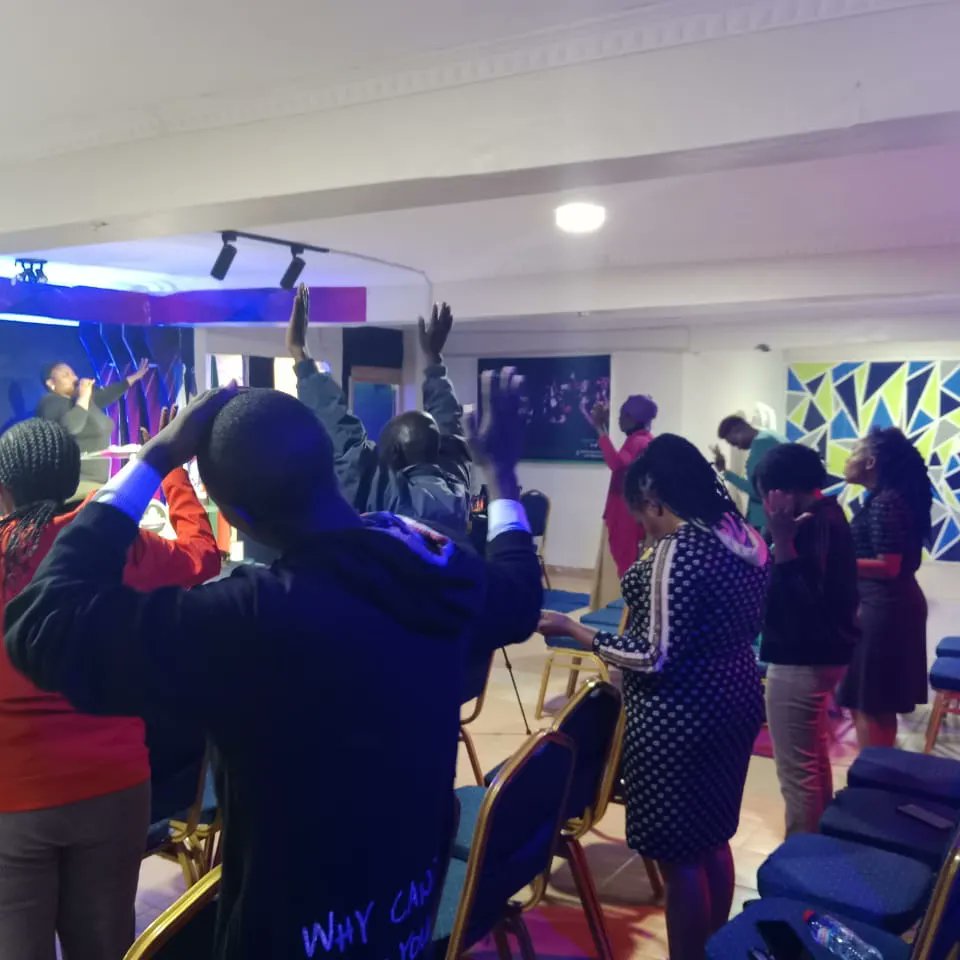 prophetkelvinuz's tweet photo. SOMETIMES GOD IS SILENT WHEN YOU PRAY BECAUSE HE WANT TO ALIGN SOMETHING FOR YOUR SAKE. HE IS GOD THAT KNOWETH YOUR END FROM THE BEGINNING  

 MID WEEK SERVICE  // PROPHET KELVIN UZOMA https://t.co/uFRVRs0FGJ
