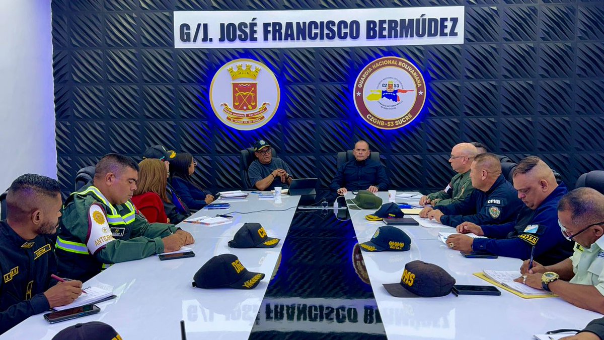 MijpVzla's tweet photo. 🇻🇪 Desde Cumaná, edo. Sucre, el Vpdte. Sectorial AJ. @CeballosIchaso1, sostuvo un nuevo encuentro con el equipo de seguridad ciudadana de la entidad y el Gob. @GPintoVzla, en la cual revisaron la disminución del 19,5% del delito en este territorio, en comparación al 2023. https://t.co/VICEjOE2u6