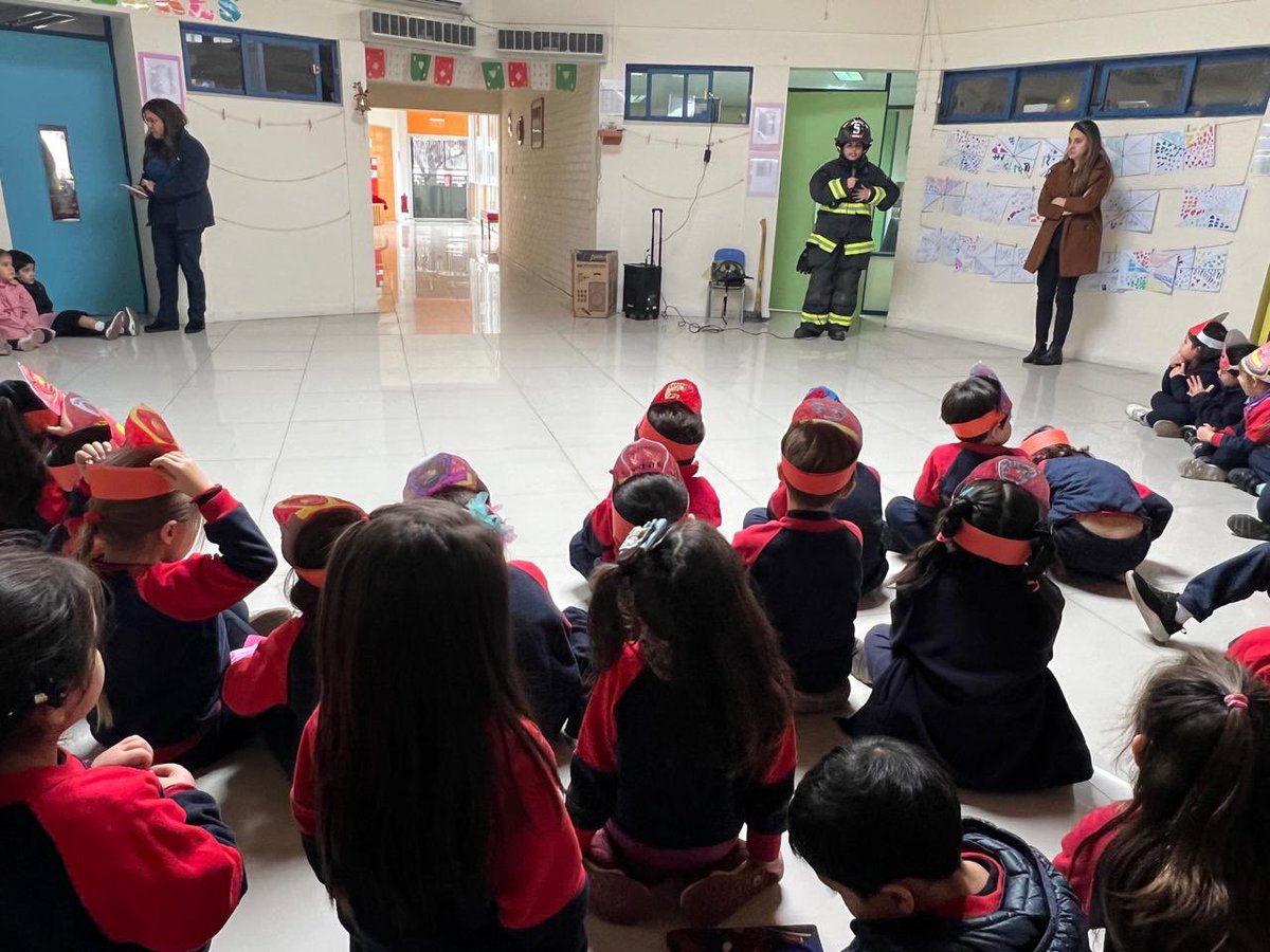 SaintGaspar's tweet photo. El día de hoy nos visito Catalina Bombera de la 5ta compañia de bomberos Bomba Israel. Esto en el marco de la unidad de la comunidad que se está trabajando en nuestro Ciclo. Los niños tuvieron la posibilidad de agradecer y preguntar respecto a la valiosa labor de bomberos. https://t.co/PQox2g0I9A
