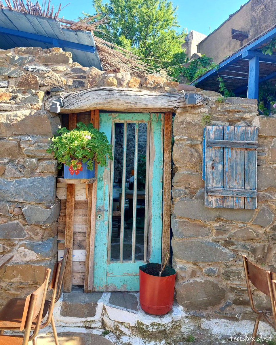 GreekPictures's tweet photo. The weathered stones and faded turquoise door of this humble abode in #Pirama village of #Chios island hold the essence of Greek tradition and simple elegance. ๐ฌ๐ท
๐ท postcards_of_chios https://t.co/TfEWfZt2ib