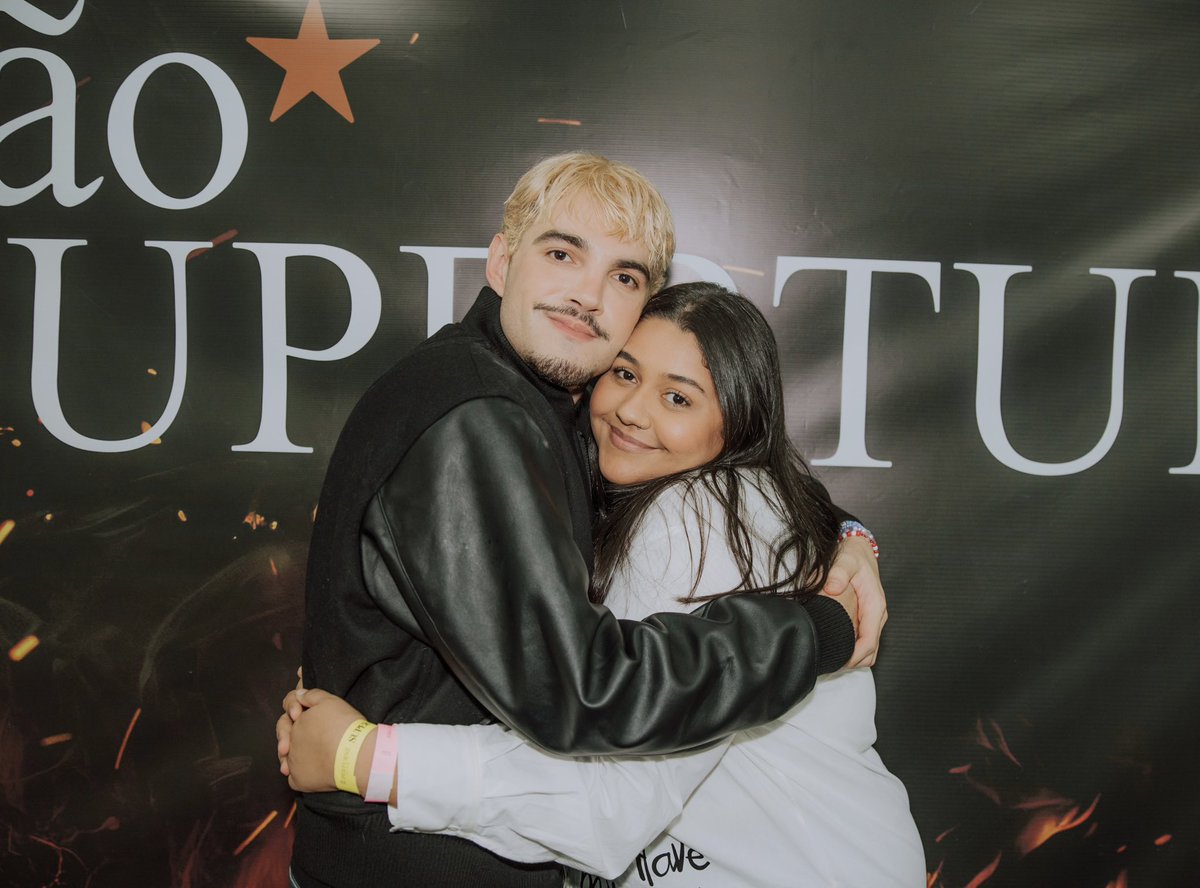 swiftveigh's tweet image. “e como você se sente agora?”
“incrível.”
“então. você pode tudo.”

que bom que eu te encontrei, que bom que eu me encontrei na sua arte. te amo verdadeira e imensamente. @jaoromania 🩷