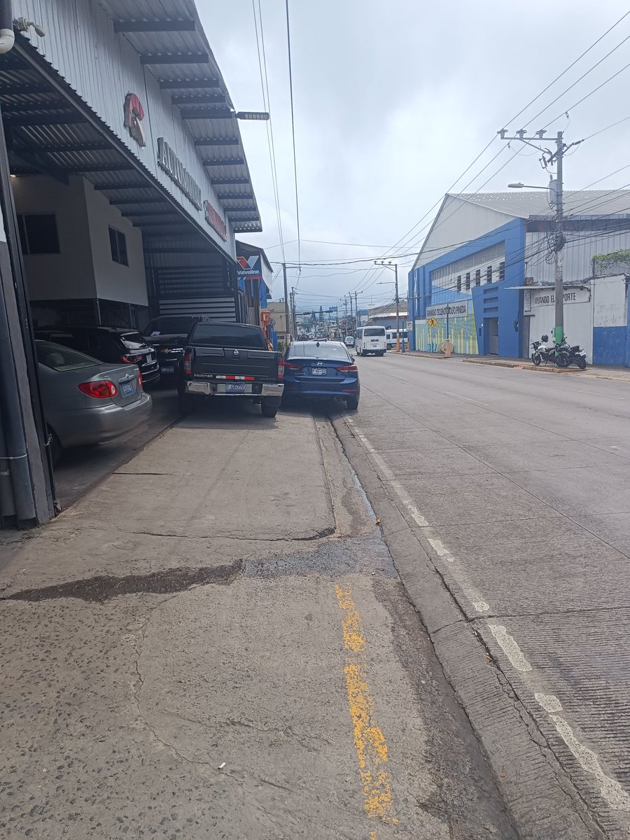 Señores del <a href="/VMTElSalvador/">VMT</a> <a href="/HenryFloresST/">Henry Flores</a> estos talleres frente al gimnasio Adolfo Pineda de Santa Tecla , todos los días obstruyen el paso peatonal poniendo en peligro la vida de las personas, esto es de todos los dias