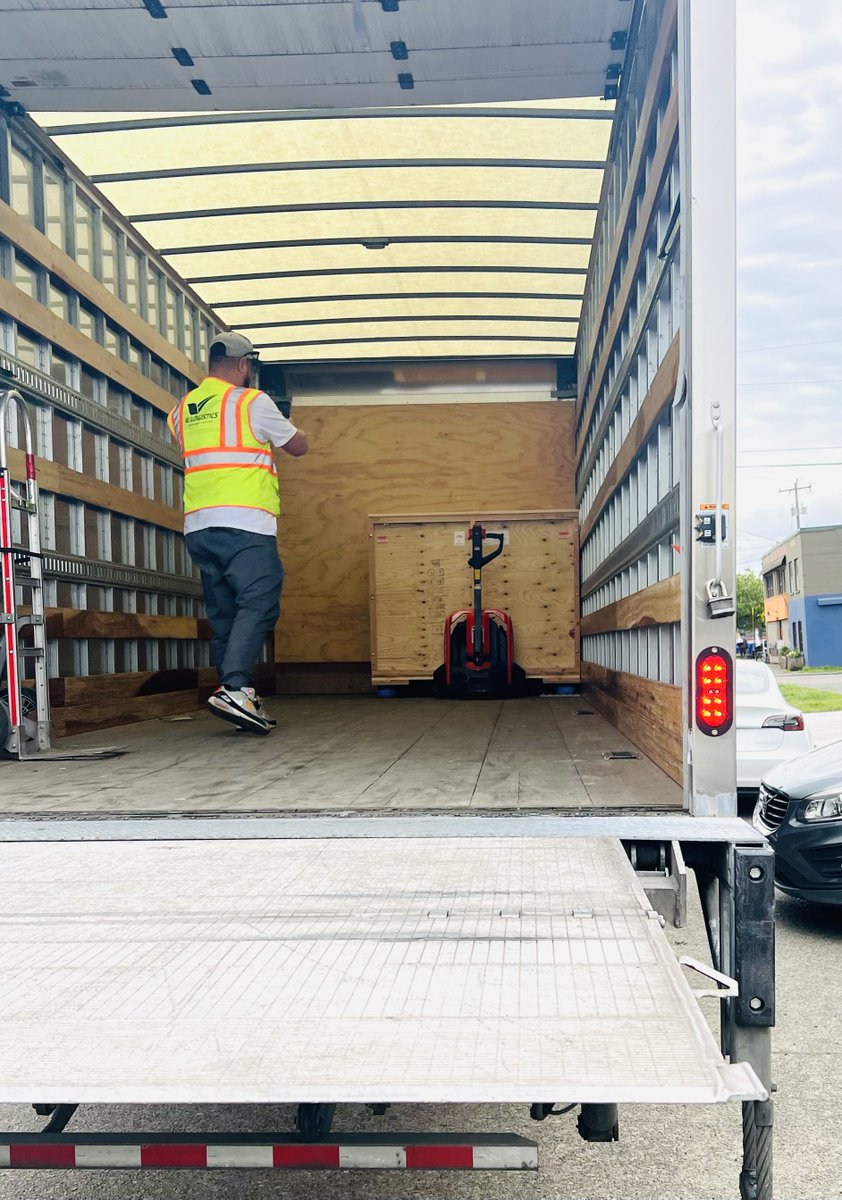 flyoneg tweet picture