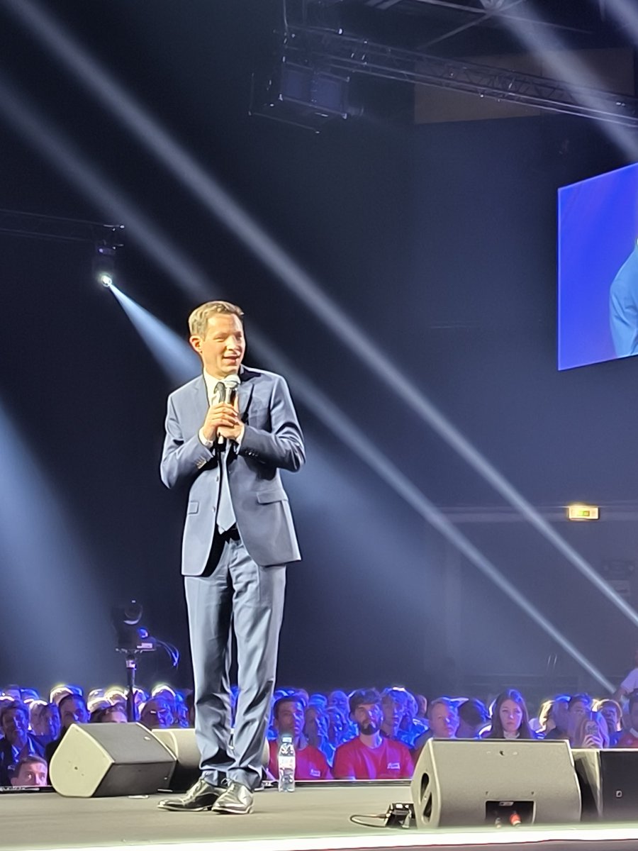 lapie06's tweet image. Une ambiance de folie pour recevoir au #Cannet @fxbellamy @CelineImart @PrLCastillo !
En présence de @ECiotti @MTabaro @laurentwauquiez @JeanLeonetti @davidlisnard @ca_ginesy @BrunoRetailleau je n&apos;ai plus assez de caractères pour citer tous les élus présents! 
#AvecBellamy