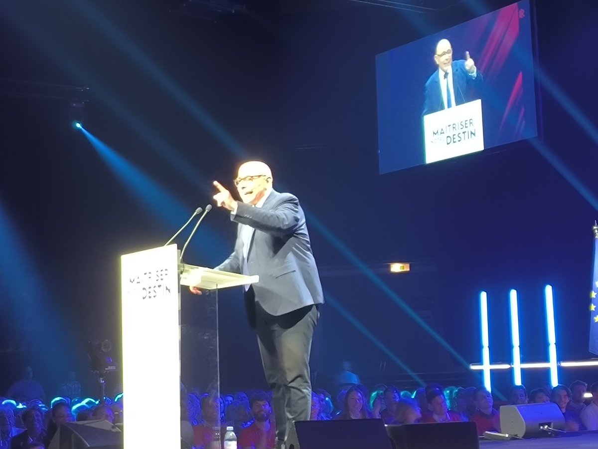 lapie06's tweet image. Une ambiance de folie pour recevoir au #Cannet @fxbellamy @CelineImart @PrLCastillo !
En présence de @ECiotti @MTabaro @laurentwauquiez @JeanLeonetti @davidlisnard @ca_ginesy @BrunoRetailleau je n&apos;ai plus assez de caractères pour citer tous les élus présents! 
#AvecBellamy