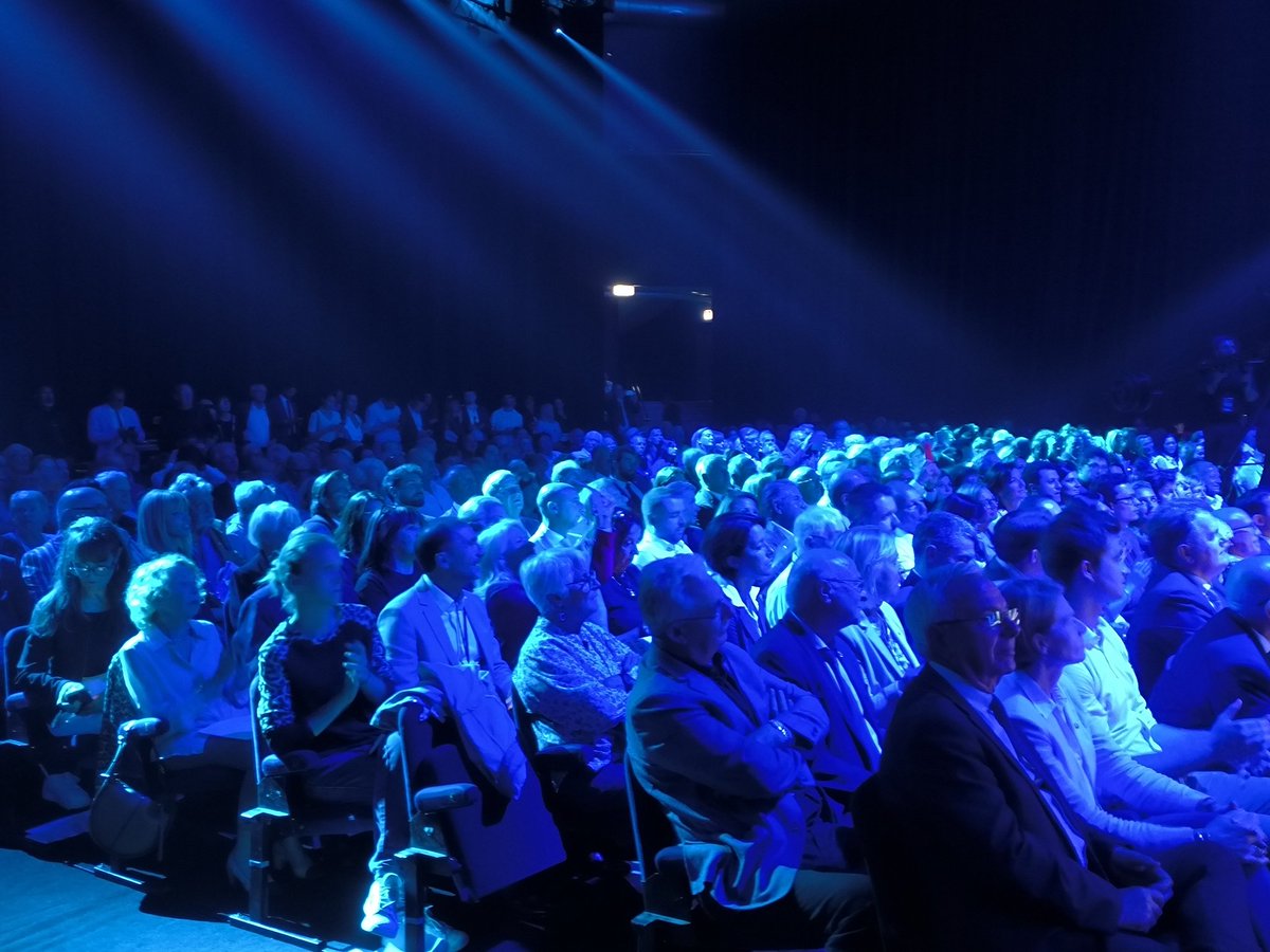 lapie06's tweet image. Une ambiance de folie pour recevoir au #Cannet @fxbellamy @CelineImart @PrLCastillo !
En présence de @ECiotti @MTabaro @laurentwauquiez @JeanLeonetti @davidlisnard @ca_ginesy @BrunoRetailleau je n&apos;ai plus assez de caractères pour citer tous les élus présents! 
#AvecBellamy