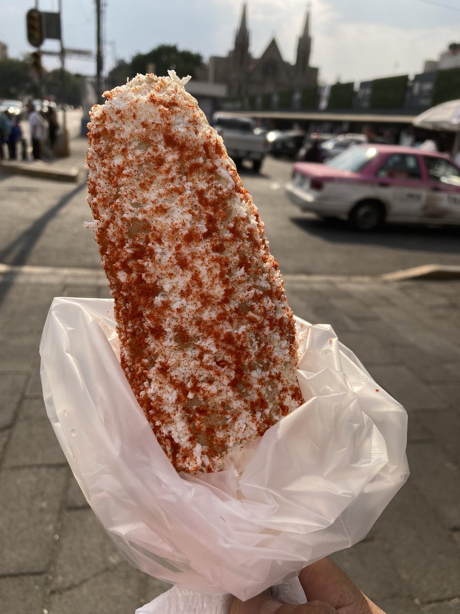 LaGuerreroDF's tweet photo. Queremos dar por inaugurada la temporada del elote cacahuazintle acá en la Guerrero. Como sabrán es un grano de elote: súper gordito, jugoso, muy rico y tierno. Varía su precio preparado,  desde los $30 a $50 pesos. https://t.co/KiTRfyJJcF