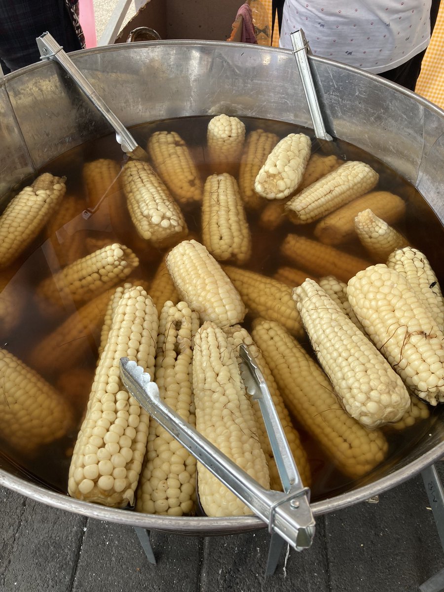 Queremos dar por inaugurada la temporada del elote cacahuazintle acá en la Guerrero. Como sabrán es un grano de elote: súper gordito, jugoso, muy rico y tierno. Varía su precio preparado,  desde los $30 a $50 pesos.