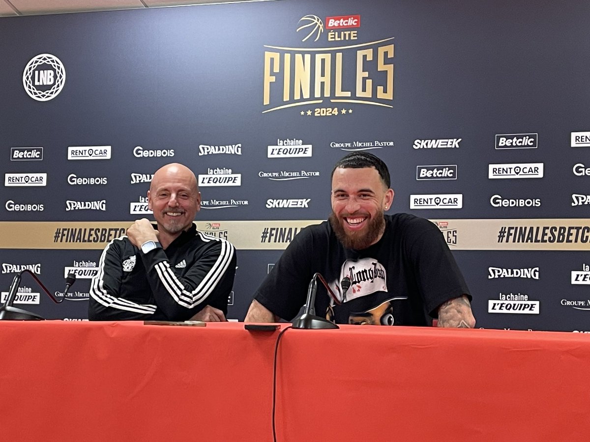 Alex__Lacoste's tweet photo. Belle relation de complicité entre Sasa Obradovic et Mike James en conférence de presse.
Où l’on comprend entre les lignes, sans qu’il ne le dise officiellement, que le MVP de l’EuroLeague veut rester à Monaco : « Je ne pense pas être arrivé au bout du chemin ici ! » 🇲🇨 https://t.co/r5iHwG70UV