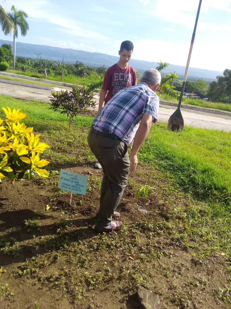 Citmagtm's tweet photo. Estudiantes y profesores del @IpvceG realizaron la siembra de árboles en las áreas del centro así como exposiciones, concursos, entre otras actividades en saludo al Día del Medio Ambiente. Felicidades #NuestrasTierras #NuestroFuturo @EdMartDiaz  @citmacuba  @AMA_CUBA @yoeaberob1 https://t.co/m6DsJDhXis