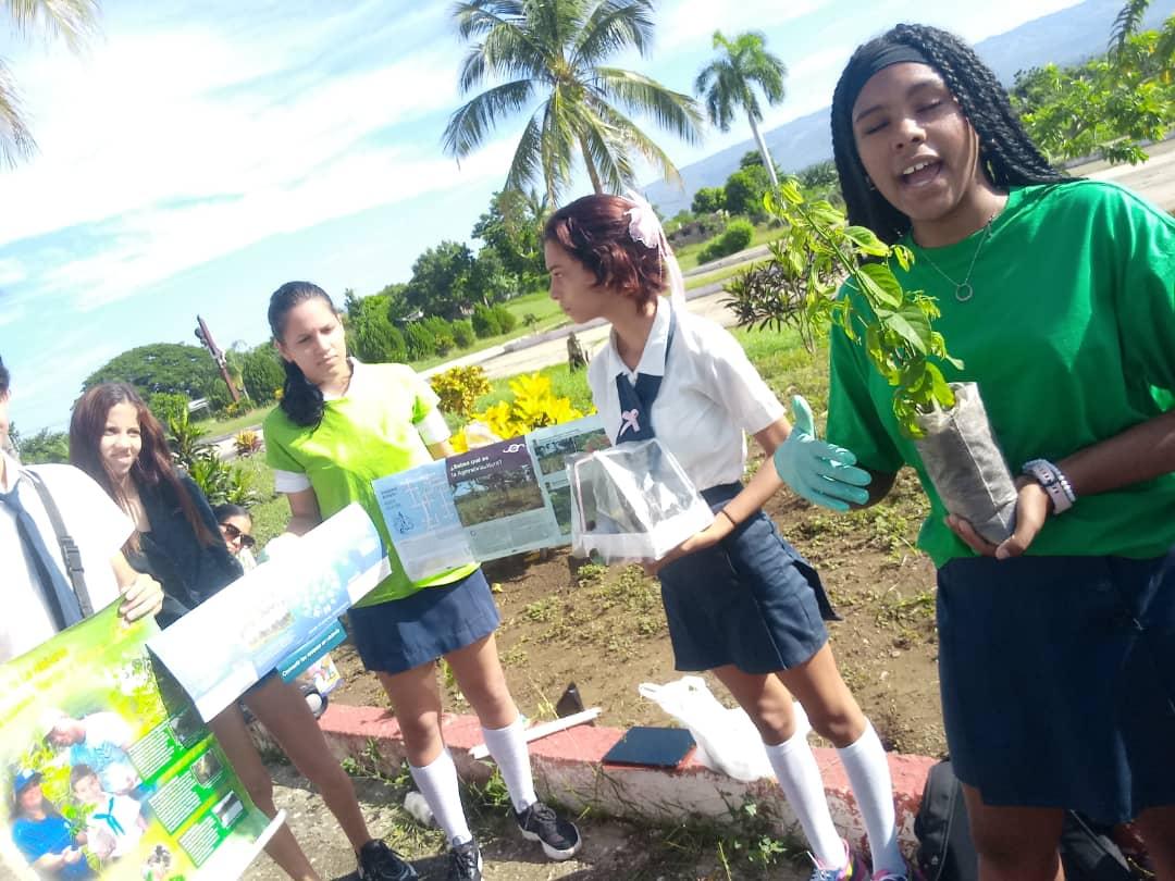 Citmagtm's tweet photo. Estudiantes y profesores del @IpvceG realizaron la siembra de árboles en las áreas del centro así como exposiciones, concursos, entre otras actividades en saludo al Día del Medio Ambiente. Felicidades #NuestrasTierras #NuestroFuturo @EdMartDiaz  @citmacuba  @AMA_CUBA @yoeaberob1 https://t.co/m6DsJDhXis