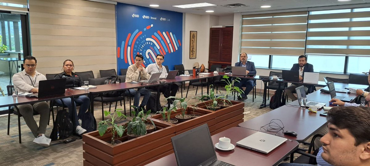 ReneCortesFor's tweet photo. Desde @el_BID estamos apoyando la modernización del sector transporte en #Honduras fortaleciendo la capacidad de la @SITHonduras para identificar, evaluar y mitigar los riesgos de desastres por cambio climático   @anapintoBID @mariajjarquin @tomasber @tserebrisky @Edgarz1973 https://t.co/dOXYWmlPMl