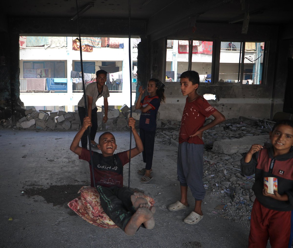 La violencia en #Gaza se está cobrando un precio insoportable entre los niños y niñas. Sus vidas han quedado completamente desarraigadas por los desplazamientos forzados repetidos.

Sin acceso a la educación y con traumas, la única esperanza es un alto el fuego.