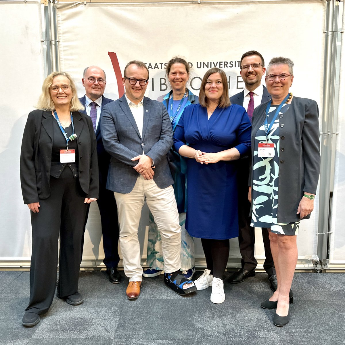hh_bwfg's tweet photo. 👏📚 Welcome to Hamburg! @fegebanks begrüßt die internationalen Gäste zur #BiblioCon im Lichthof der @StabiHH. Die größte deutsche Fachkonferenz des #Bibliothekswesens findet dieses Jahr unter dem Motto „https://t.co/Ztr2WQUjds.“ am #Wissenschaftsstandort #Hamburg statt. https://t.co/BXkCQxs4Vn