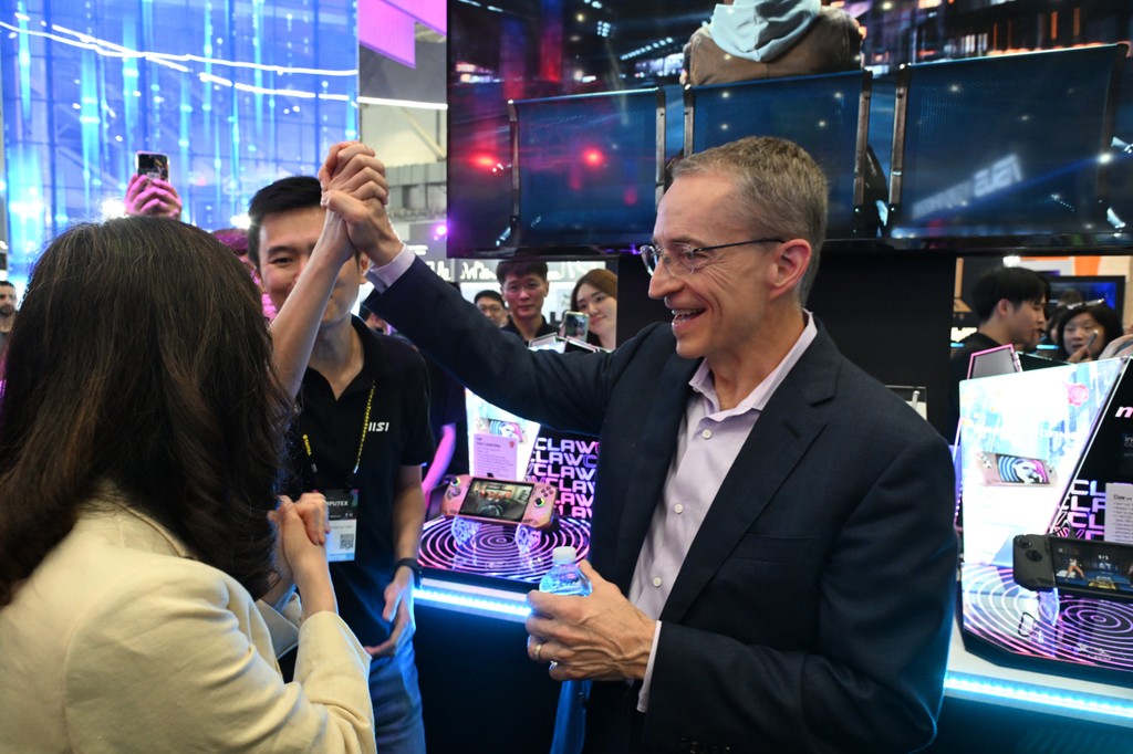 MSInordic's tweet photo. 🎉 @Intel CEO Pat Gelsinger had made a special appearance at the MSI booth during Computex 2024! 

Join us at MSI booth #M0806 to explore the Prestige, Summit series, and gaming handhelds powered by Intel Core Ultra processors (codenamed "Lunar Lake"). 

#MSIxComputex2024 #AIPC https://t.co/Gz1Gs7NDeI