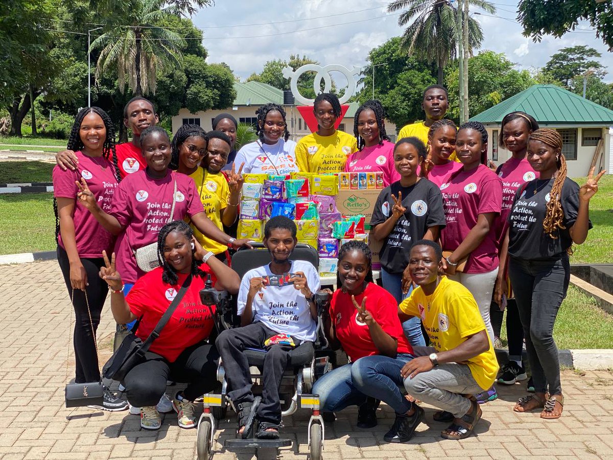 DaudaMalik5's tweet photo. On June 1, 2024, @YAMghana Kumasi's "Empower Her; Support Her Dignity" outreach at Roman Hill &amp; Adum provided sanitary products to 300 young female head porters, enhancing their menstrual hygiene through dedicated volunteer efforts.@PPAGGhana @cmghana @AdubeaAmoah @TheGHAlliance https://t.co/7kT60MGdGr