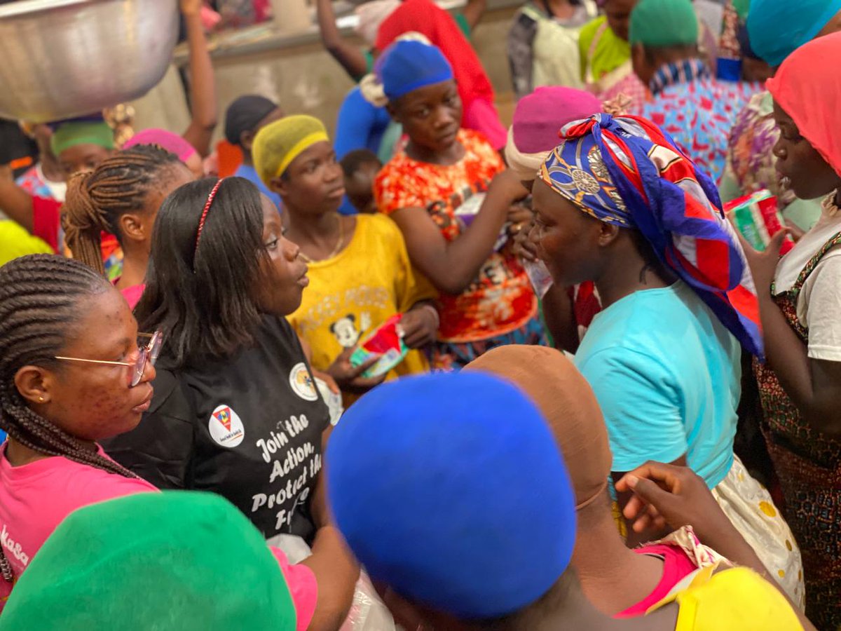 DaudaMalik5's tweet photo. On June 1, 2024, @YAMghana Kumasi's "Empower Her; Support Her Dignity" outreach at Roman Hill &amp; Adum provided sanitary products to 300 young female head porters, enhancing their menstrual hygiene through dedicated volunteer efforts.@PPAGGhana @cmghana @AdubeaAmoah @TheGHAlliance https://t.co/7kT60MGdGr