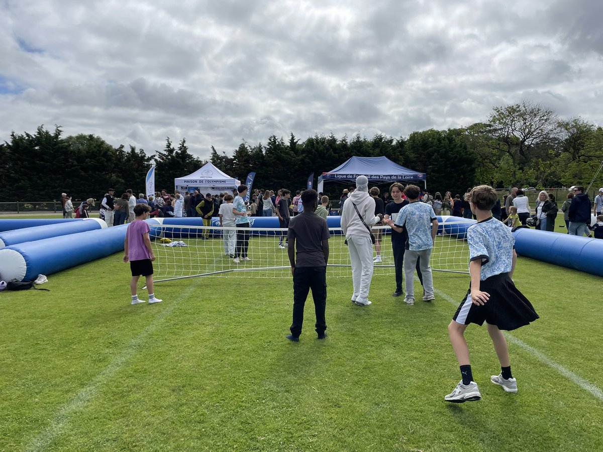 LigueFootLFPL's tweet photo. 🔥 De @stsebsurloire à @BasseGoulaine, la Ligue était naturellement présente ce mercredi sur le passage de la #flammeolympique avec de nombreuses animations #futnet #pef #foot5 #cécifoot. Rendez-vous cet été à La Beaujoire ⚽️ @Paris2024 👌 https://t.co/vPnMZOwQ4l