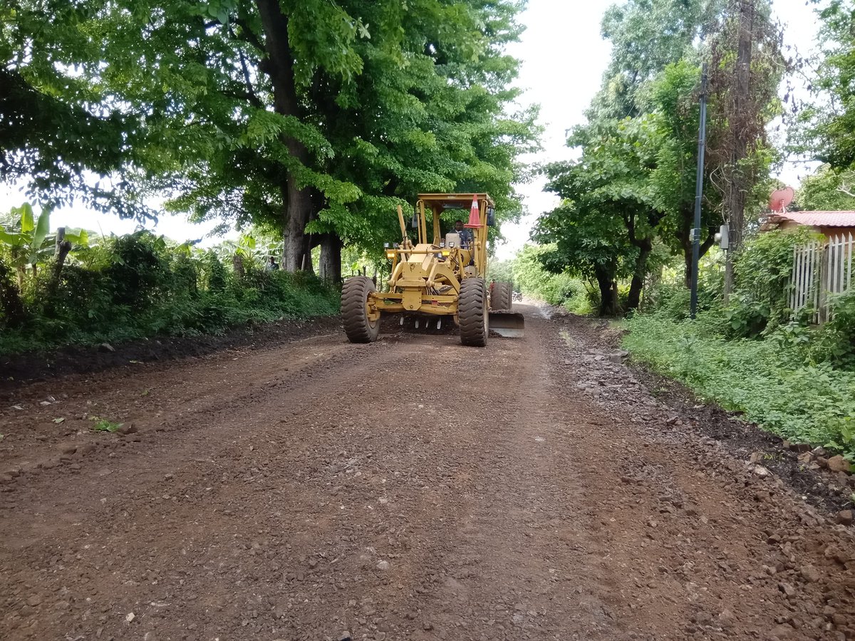 AlcRivas29's tweet photo. ¡45/19 Siempre más allá, en Revolución! 

El Gobierno Sandinista, a través de la Alcaldía de Rivas, mejora calles de tierra en el barrio Popoyuapa #2, sector La Flor Blanca. Se aplican 1,300 metros de material selecto, beneficiando a 57 familias y a todos los transeúntes. https://t.co/qvKveKt34F