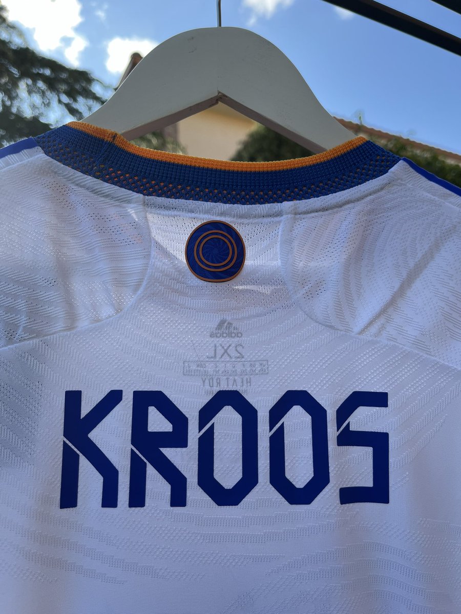 FerCamisYFutbol's tweet photo. 🇪🇸 _CAMISETA REAL MADRID_ • 21-22• L
Mi pequeño homenaje @ToniKroos con su 8. 😎😎😎
Un #teampleate con cuello redondo 👕 y con detalles en azul y naranja. Un estilo que me convence y está claro que la combinación de colores que recuerda a la diosa #cibeles con las ondas. https://t.co/XI5ey9XDTu